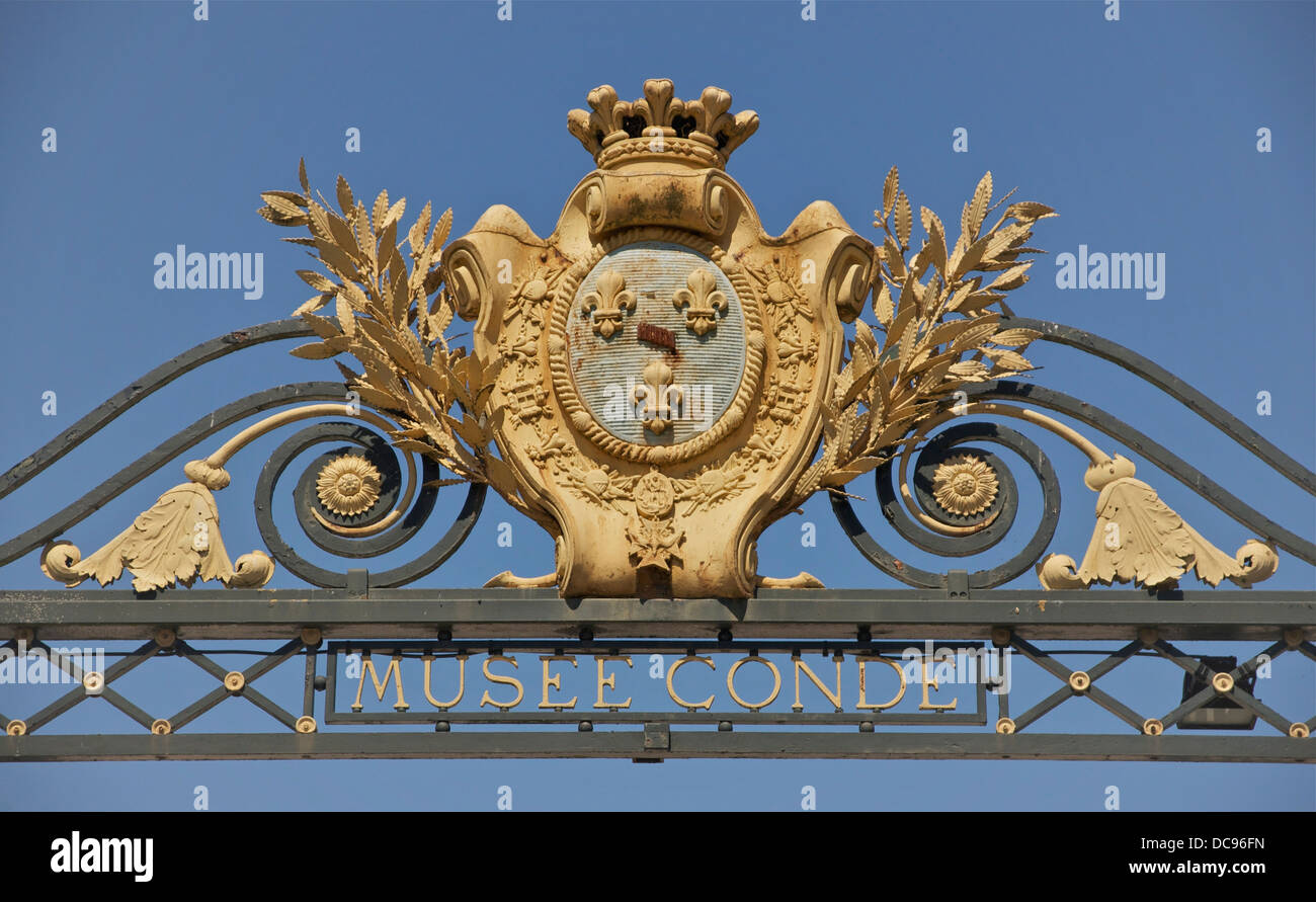 Les armoiries de la maison de Bourbon-Condé, au-dessus de la porte de l'entrée principale du château de Chantilly, Oise, France. Banque D'Images