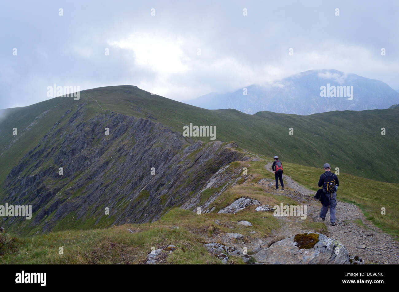 Les promeneurs sur la position de la crête vers le sommet de la Welsh Mountain Mynydd Perfedd d'Elidir Fawr dans le Parc National de Snowdonia Banque D'Images