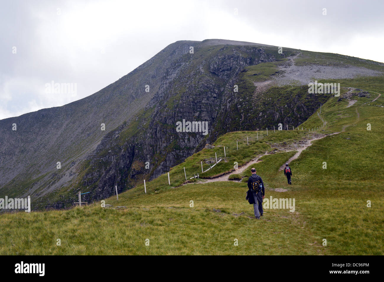 Les marcheurs se dirigeant vers le sommet de la Welsh Mountain Y Garn de Foel-goch dans le Parc National de Snowdonia Banque D'Images