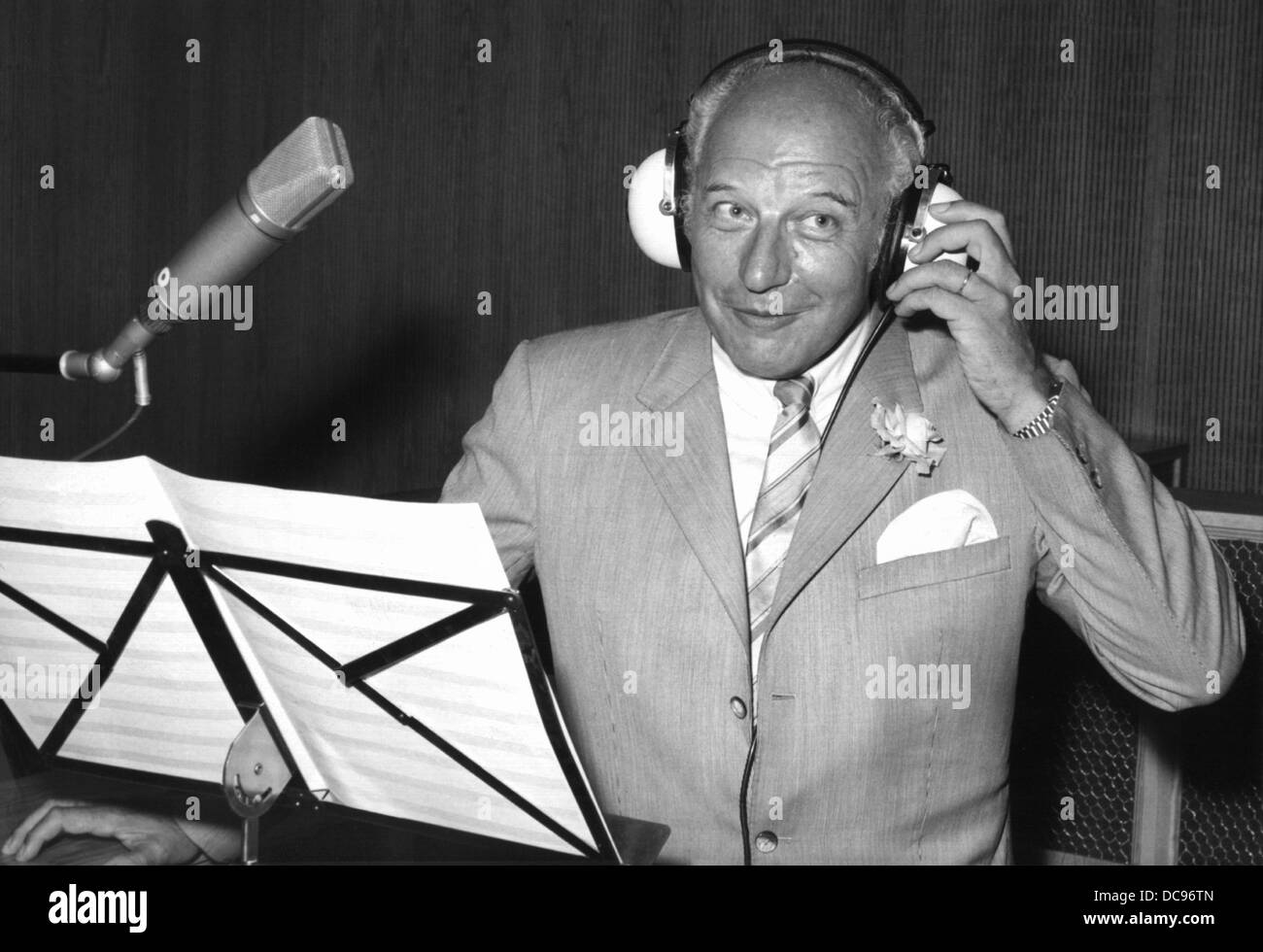 Politicien FDP Walter Scheel enregistre une chanson en studio de son. Le ministre fédéral des affaires étrangères et, plus tard, le président allemand a eu une performance de chant à la télévision à la fin de 1973. Banque D'Images