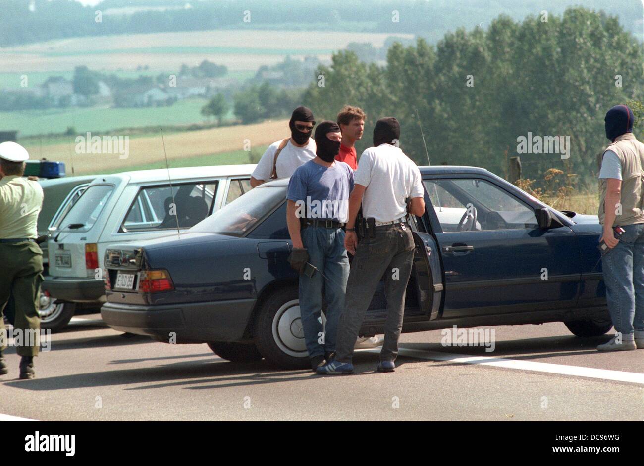 Les membres de la police spéciale après la fin de la crise des otages le 18 août en 1988. Ravisseurs Hans-Jürgen Rösner et son complice Dieter Degowski avait dévalisé une banque dans Gladbeck-Rentfort et avaient pris des otages le 16 août en 1988. Les deux coupables ont été arrêtés sur l'autoroute en direction de Frankfurt am Main après une spectaculaire poursuite via Brême, des Pays-Bas et de Cologne, dans laquelle de nombreux médias represetatives étaient impliqués. Hans-Jürgen Rösner tourné en otage Silke Bischoff. Degowski tué quinze ans Emanuele de Georgi un jour plus tôt, un policier Banque D'Images