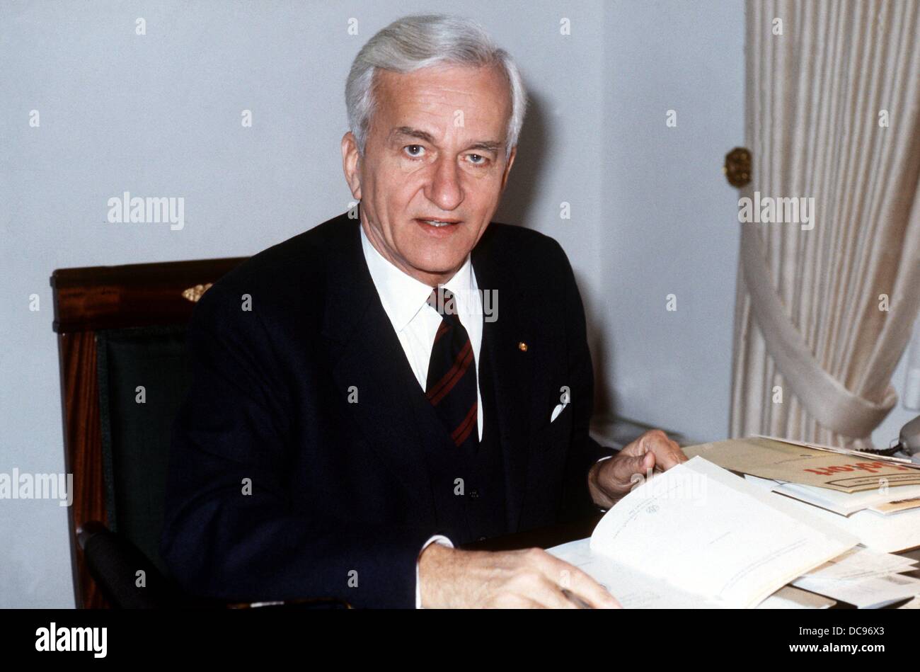 Le président allemand Richard von Weizsäcker dans son bureau à la Villa Hammerschmidt à Bonn le 8 janvier en 1985. Il a occupé la plus haute bureau allemand de 1984 à 1994. Banque D'Images