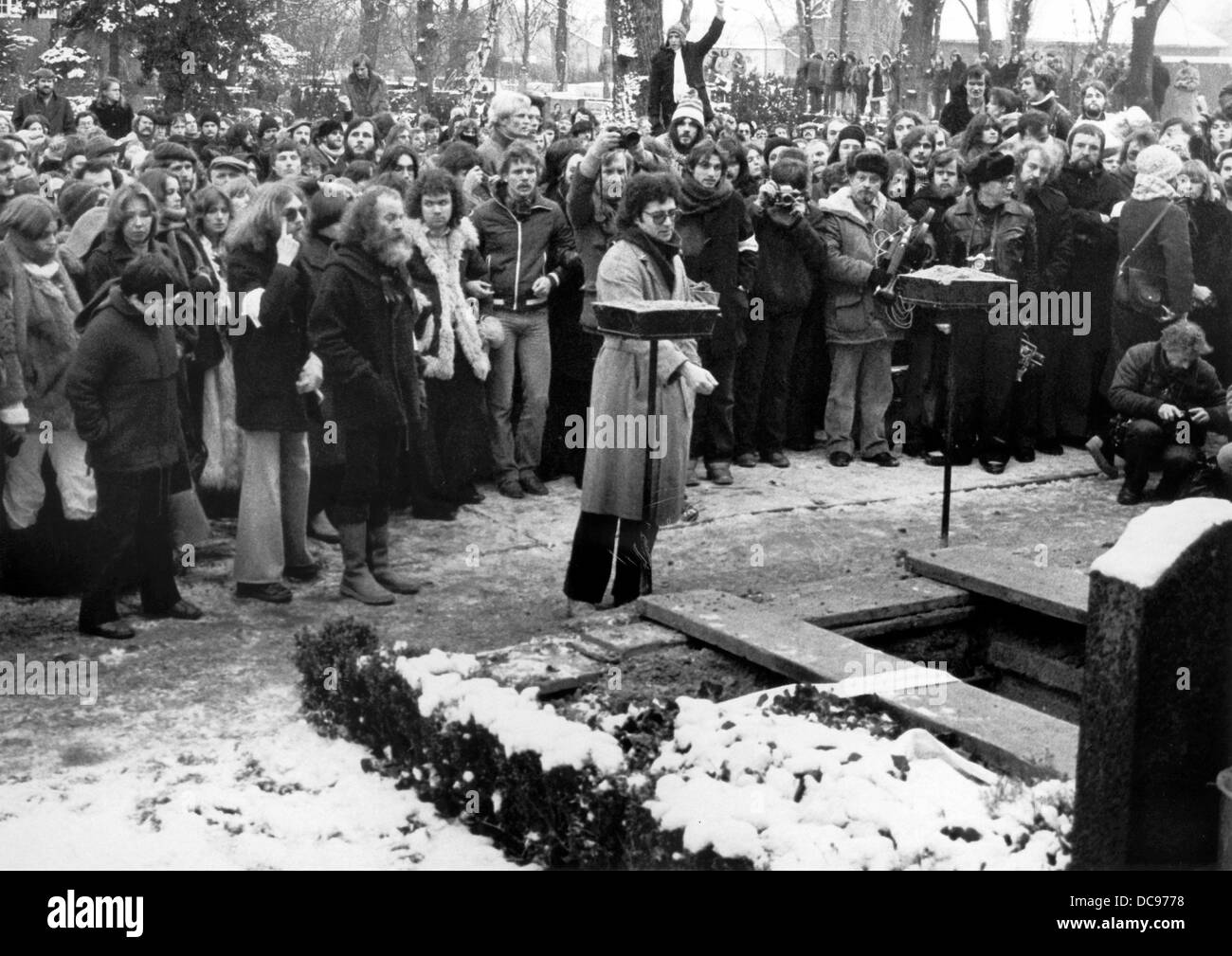 L'enterrement a dit au revoir à Rudi Dutschke sur sa tombe le 3 janvier en 1980. Dutschke avait été tué par Josef Erwin Bachmann et sévèrement blessé le 11 avril en 1968, a survécu à l'assassinat mais est mort des effets à long terme le 24 décembre en 1979. Banque D'Images