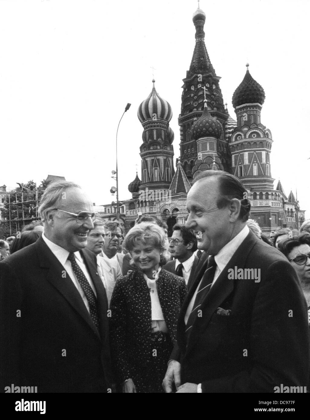 Le chancelier allemand Helmut Kohl (l), son épouse Marianne Kohl (M) et le ministre des affaires étrangères, Hans-Dietrich Genscher (r) se tenir en face de la Cathédrale Saint Basil's sur la Place Rouge à Moscou le 6 juillet en 1983. Banque D'Images