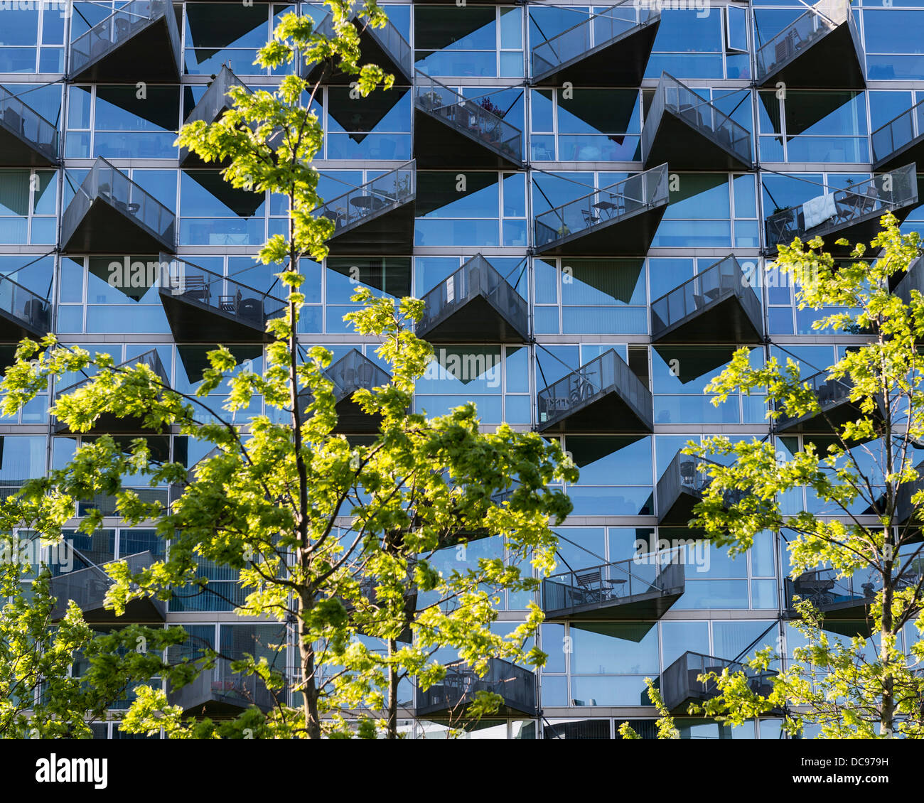 Maisons VM, Copenhague, Danemark. Architecte : intrigue, 2013. Vue sur un balcon triangulaire. Banque D'Images