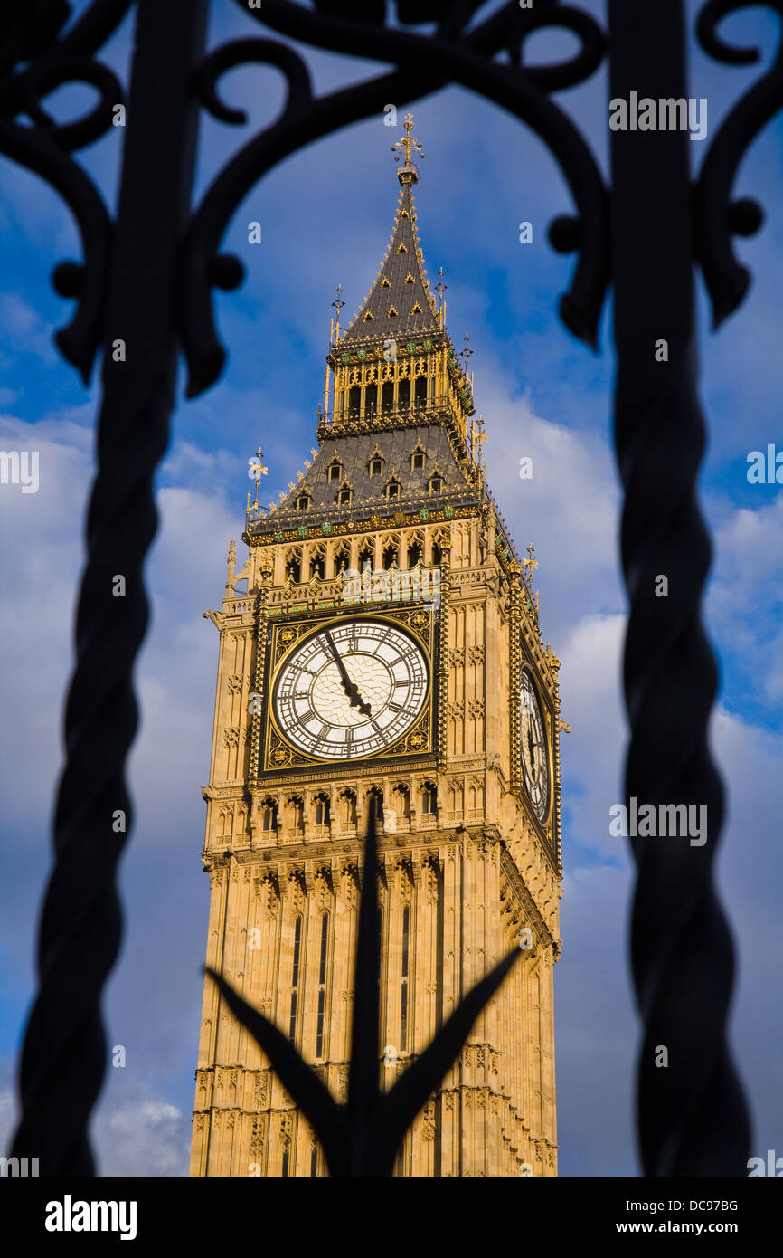 Big Ben encadrée par des barrières de sécurité en métal à Westminster, Londres Banque D'Images