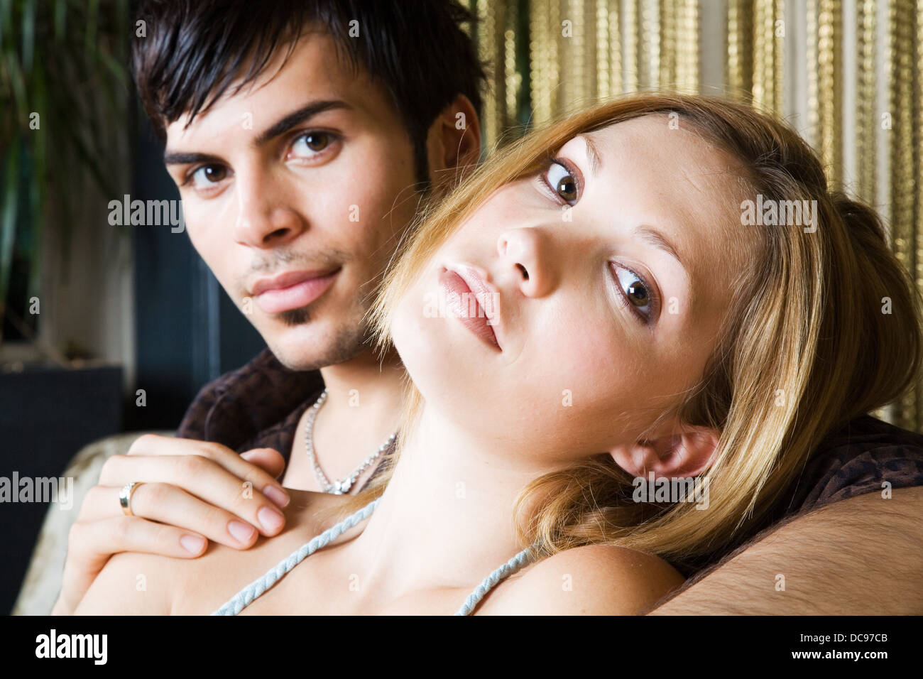Attrayant, relaxed couple regarder directement dans l'appareil photo Banque D'Images