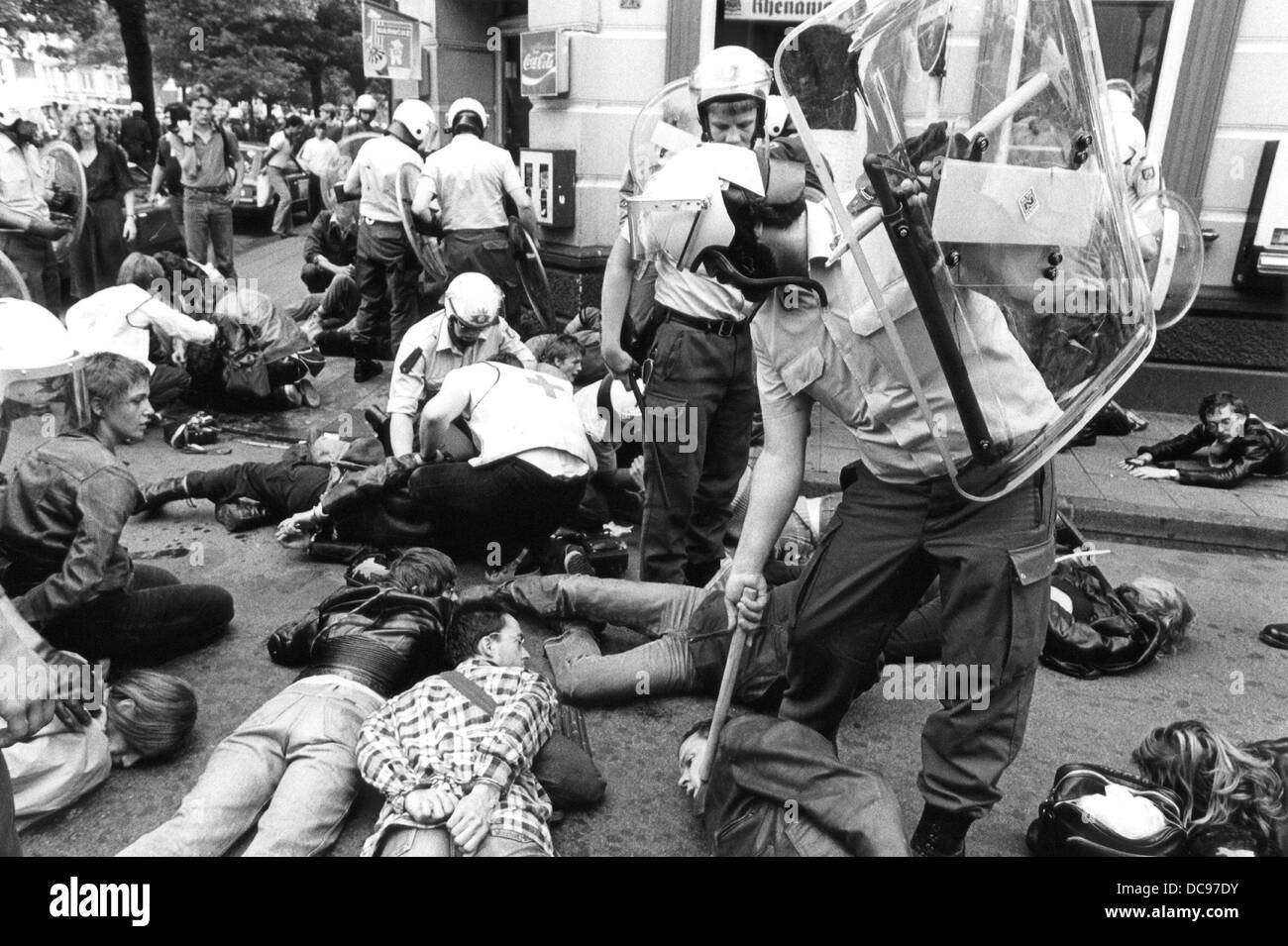 Policiers et ambulanciers au milieu de manifestants allongés sur le sol et d'être partiellement menottés. Une manifestation contre le vice-président américain George Bush en visite le 25 juin en 1983 tourné à l'émeute. Banque D'Images