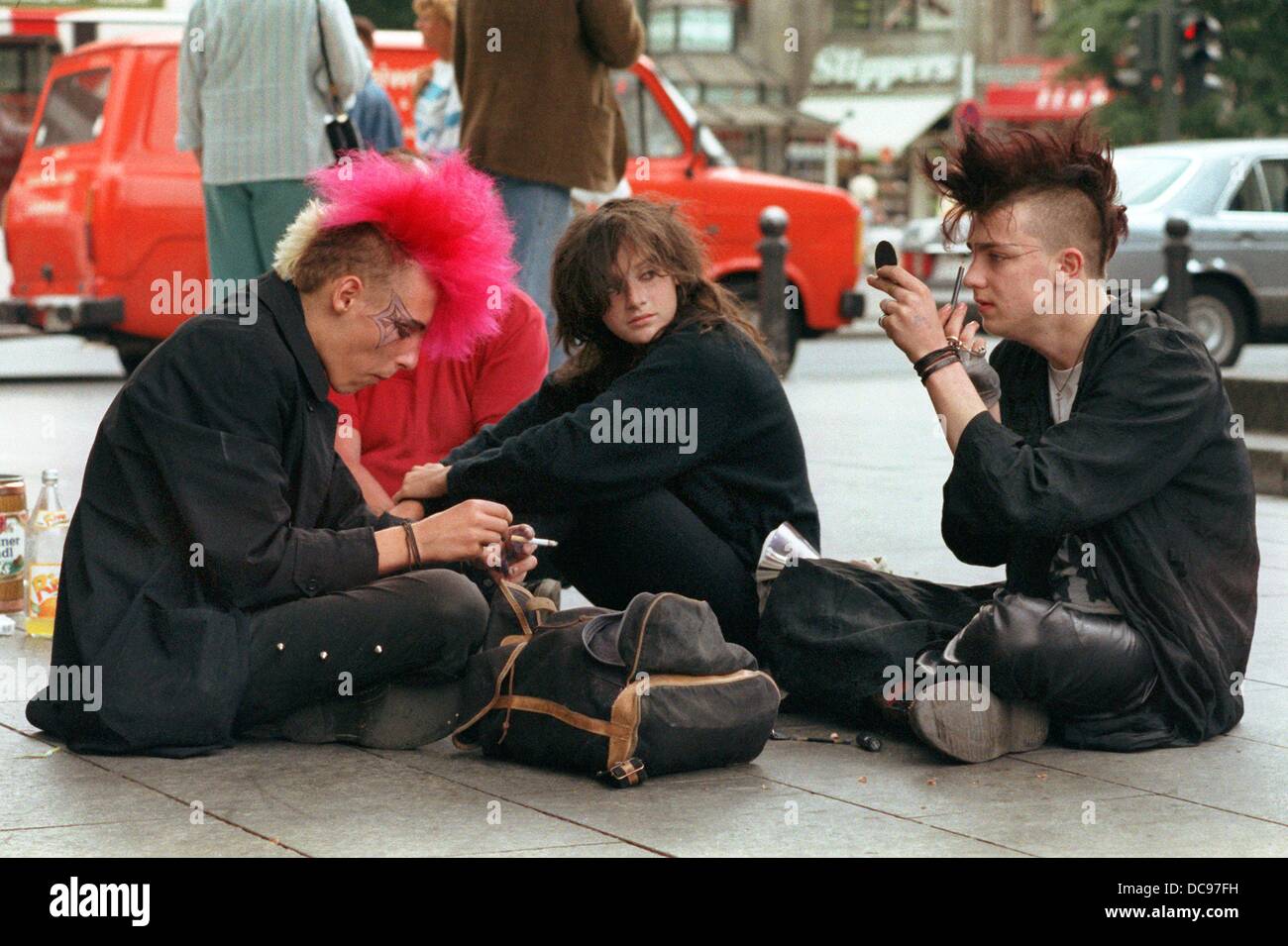 Un grou pof punks in Berlin, photographié le 25 août en 1988. Banque D'Images