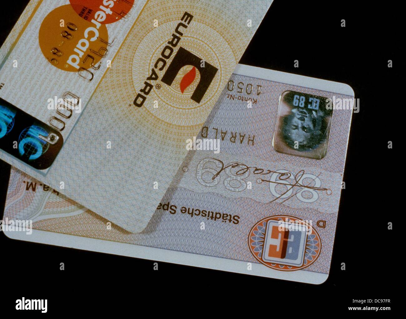 Photo de l'Eurocard (en haut) et carte eurochèque (ci-dessous) qui sont utilisés pour les paiements sans numéraire. Photo du 11 janvier en 1989. Banque D'Images