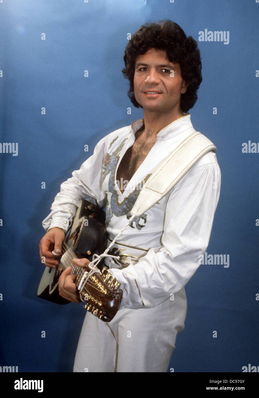 Chanteur, compositeur et artiste du Costa Cordalis pose avec sa guitare en 1981. Banque D'Images