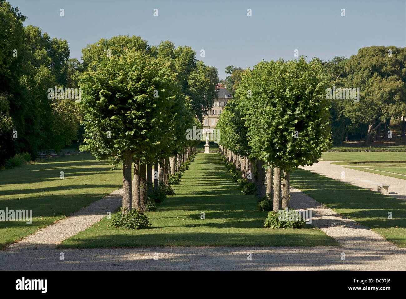 L'un des deux 'chemins' du philosophe dans le parc du Château de Chantilly. Banque D'Images