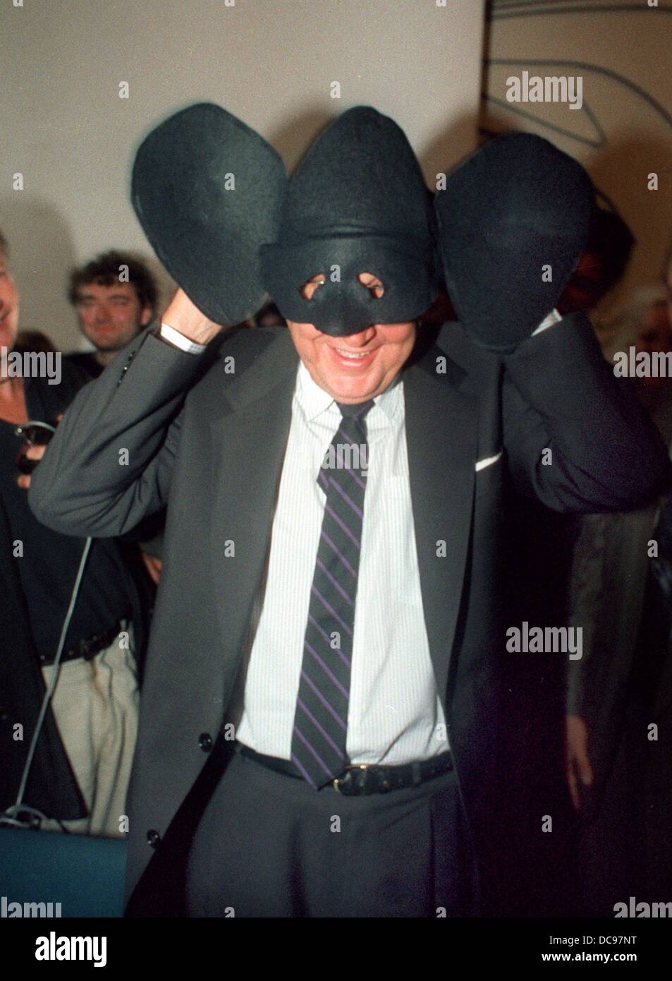 Le ministre des Affaires étrangères, Hans-Dietrich Genscher est heureux de porter un masque de 'Genschman' avec des oreilles surdimensionnées sur le 23 septembre en 1989 dans la Villa Hammerschmidt à Bonn. Il a reçu le masque comme un présent de son fanclub. Banque D'Images