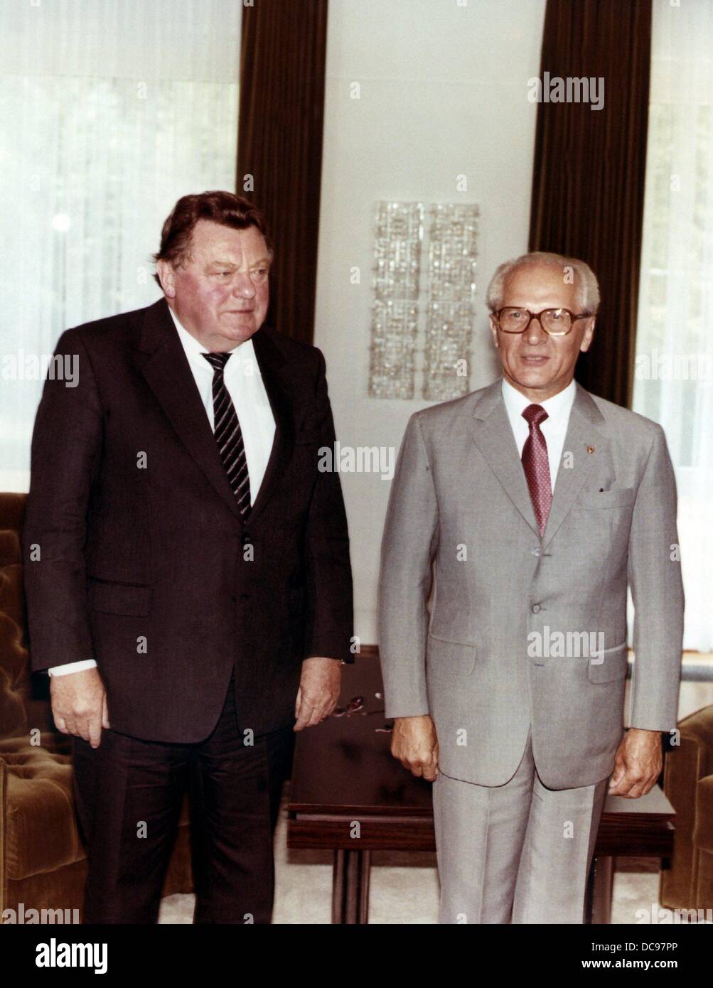 Le ministre président bavarois Franz Josef Strauß (l) et secrétaire général du SED Erich Honecker rencontrez le 24 juillet en 1983. Banque D'Images