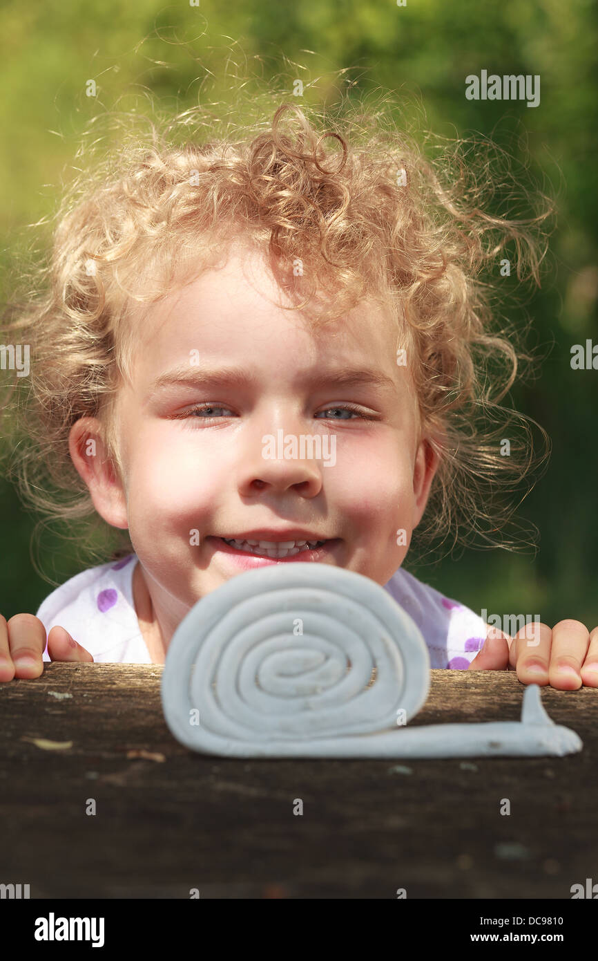 Smiling little girl avec de beaux cheveux blonds Banque D'Images