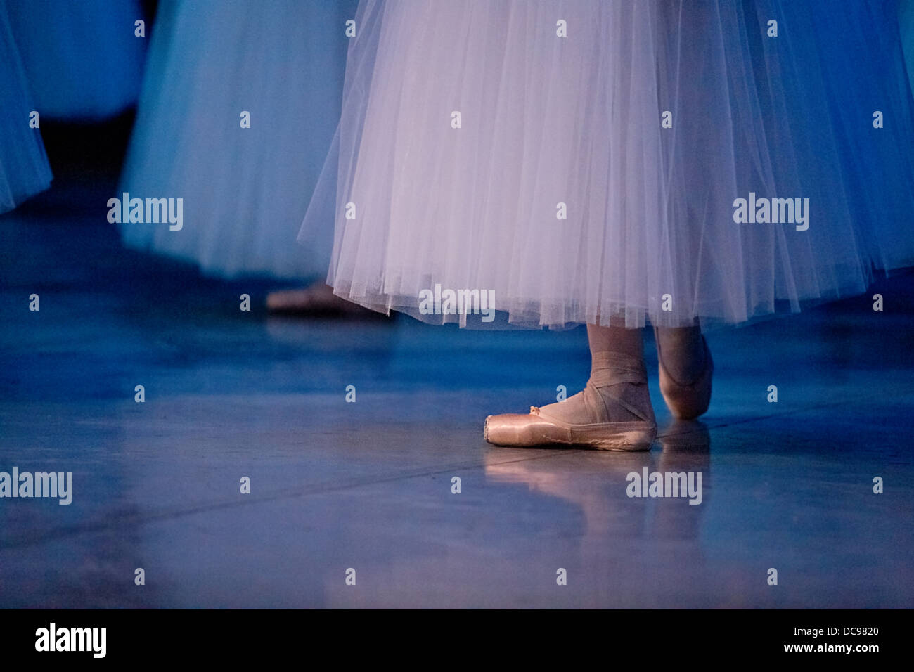 Danseurs de Ballet en chaussons sur la scène Banque D'Images