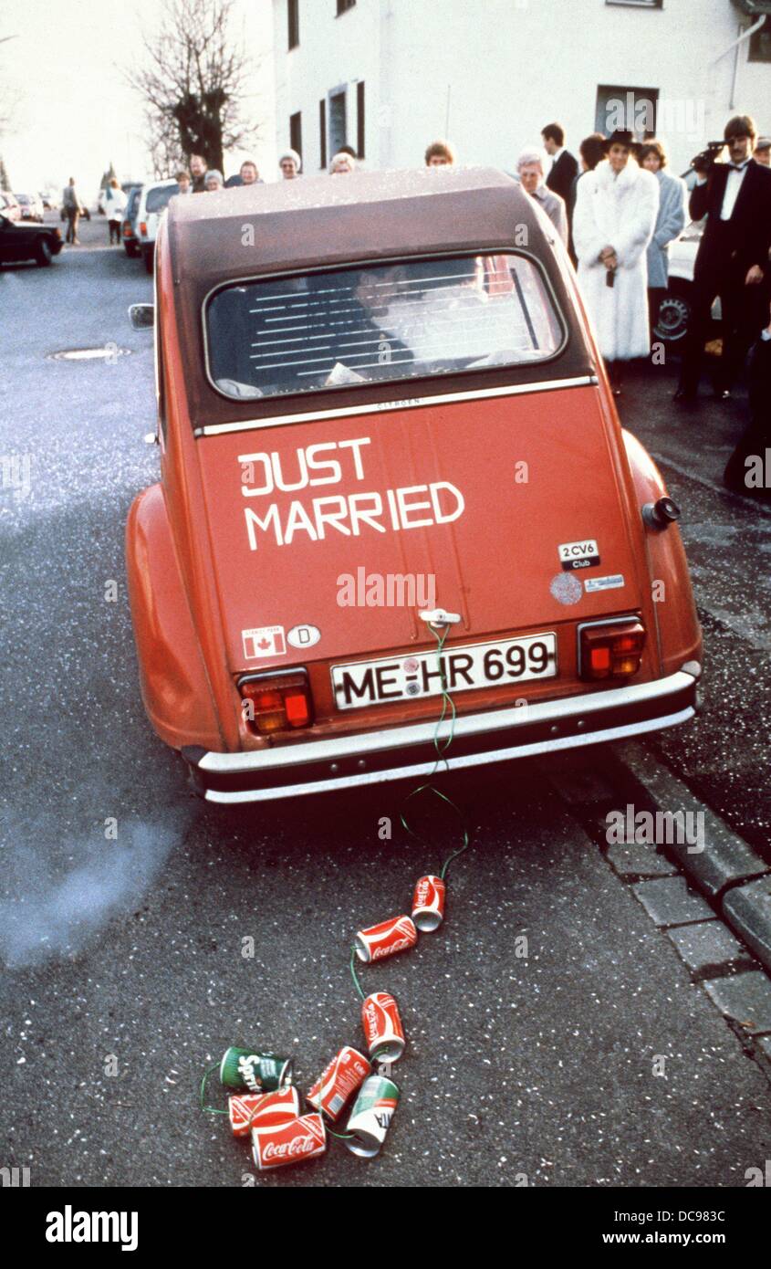 L'arrière d'un couple nouvellement marié's voiture est préparée pour lune de miel avec l'écriture 'juste' mariés. Il y a des canettes vides sur un cordon fixé à la voiture, afin qu'il bat et faire une raquette tout en conduisant. Photo à partir de février 1987. Banque D'Images