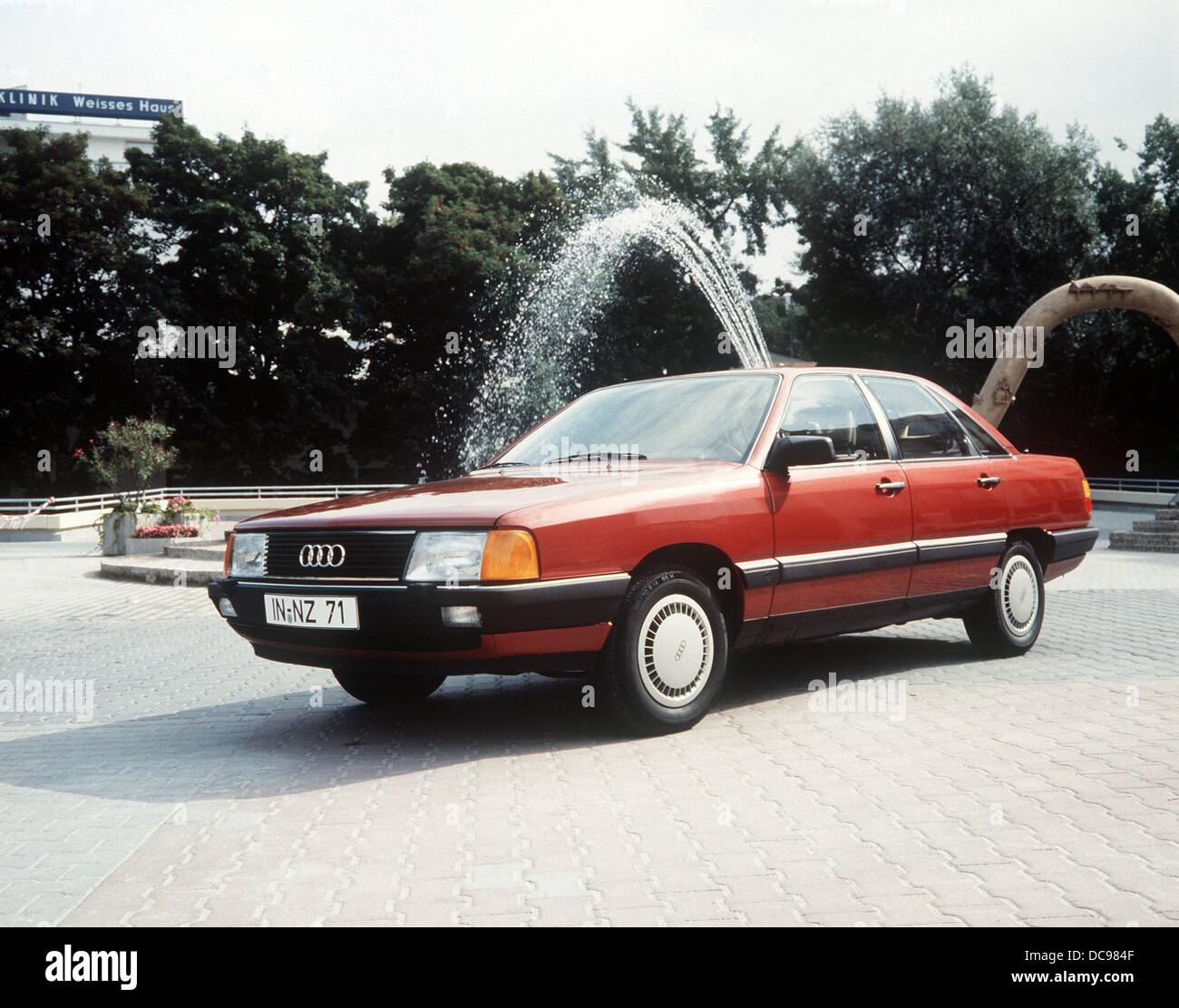 Une Audi rouge 100, photographié en 1983. Banque D'Images