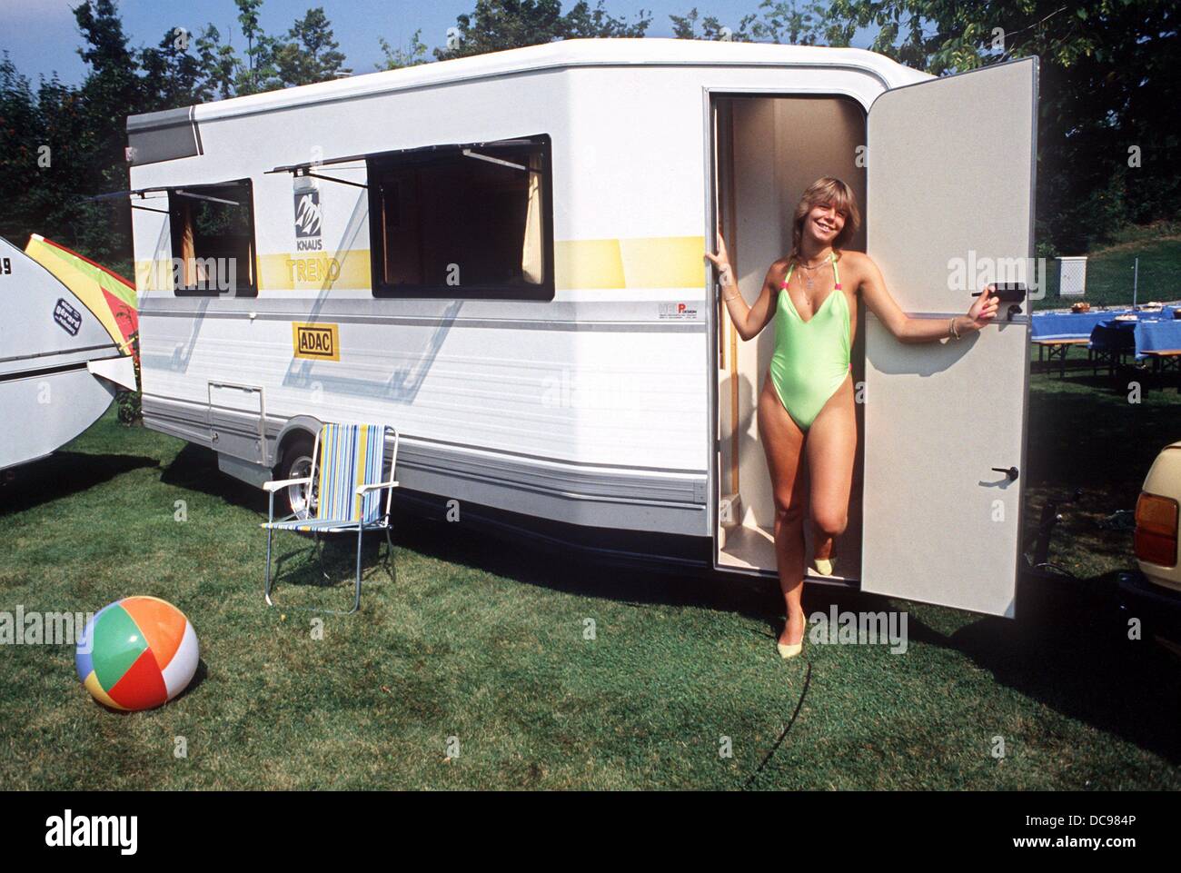 Une jeune femme en maillot de bain se présente dans une caravane nouvellement présenté, photographié en août 1986. Banque D'Images