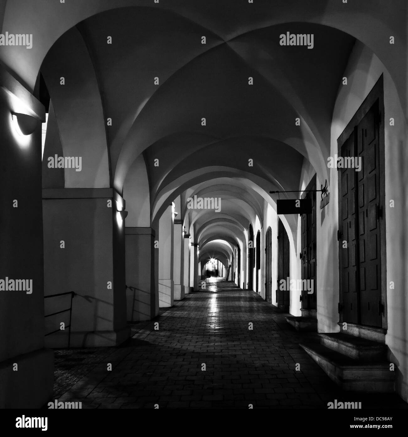 Archway étroit mystérieux de Prague la nuit Banque D'Images