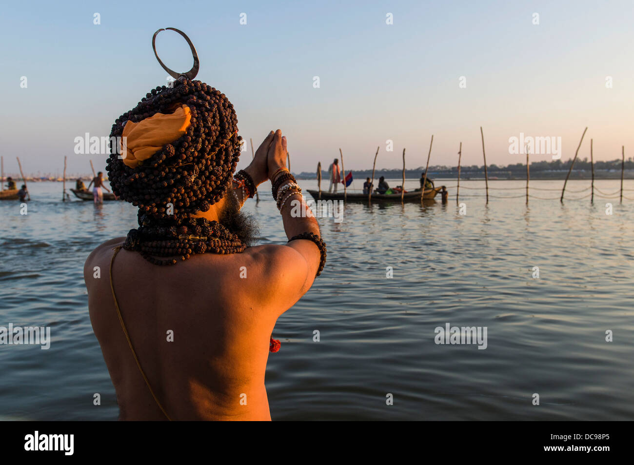 Sadhu, saint homme, prendre un bain et de prier dans le Sangam, le confluent des fleuves Ganges, Yamuna et Saraswati, juste avant Banque D'Images