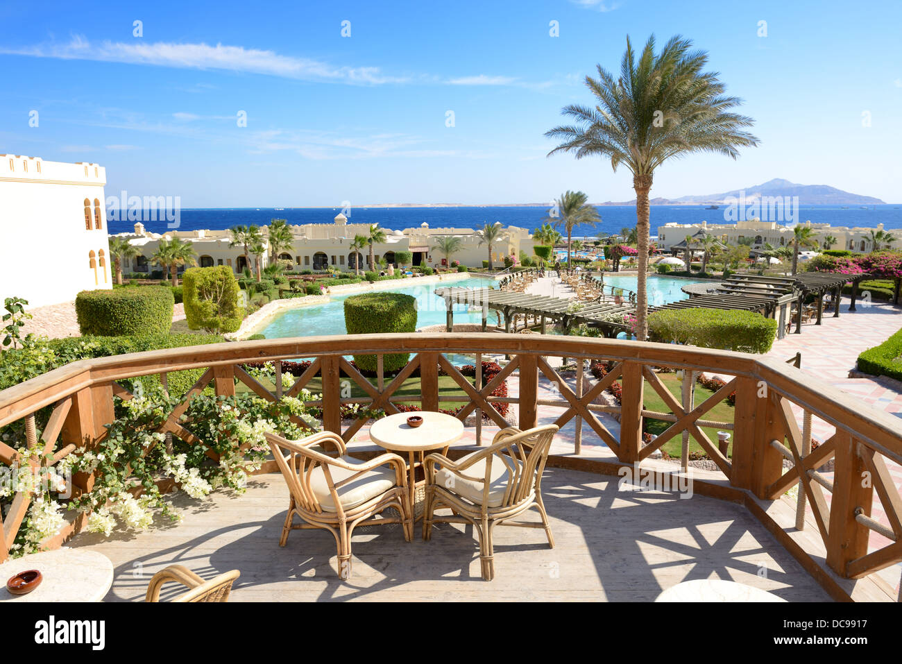 La vue sur piscine près de restaurant en plein air à l'hôtel de luxe, Charm el-Cheikh, Égypte Banque D'Images