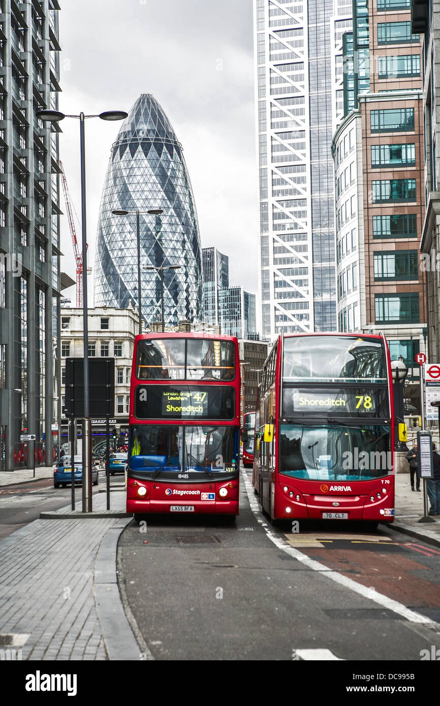 Avis de Bishopsgate, 2 bus rouge. Ghirkin et bureaux à l'arrière-plan. Bus à impériale de Londres. Banque D'Images