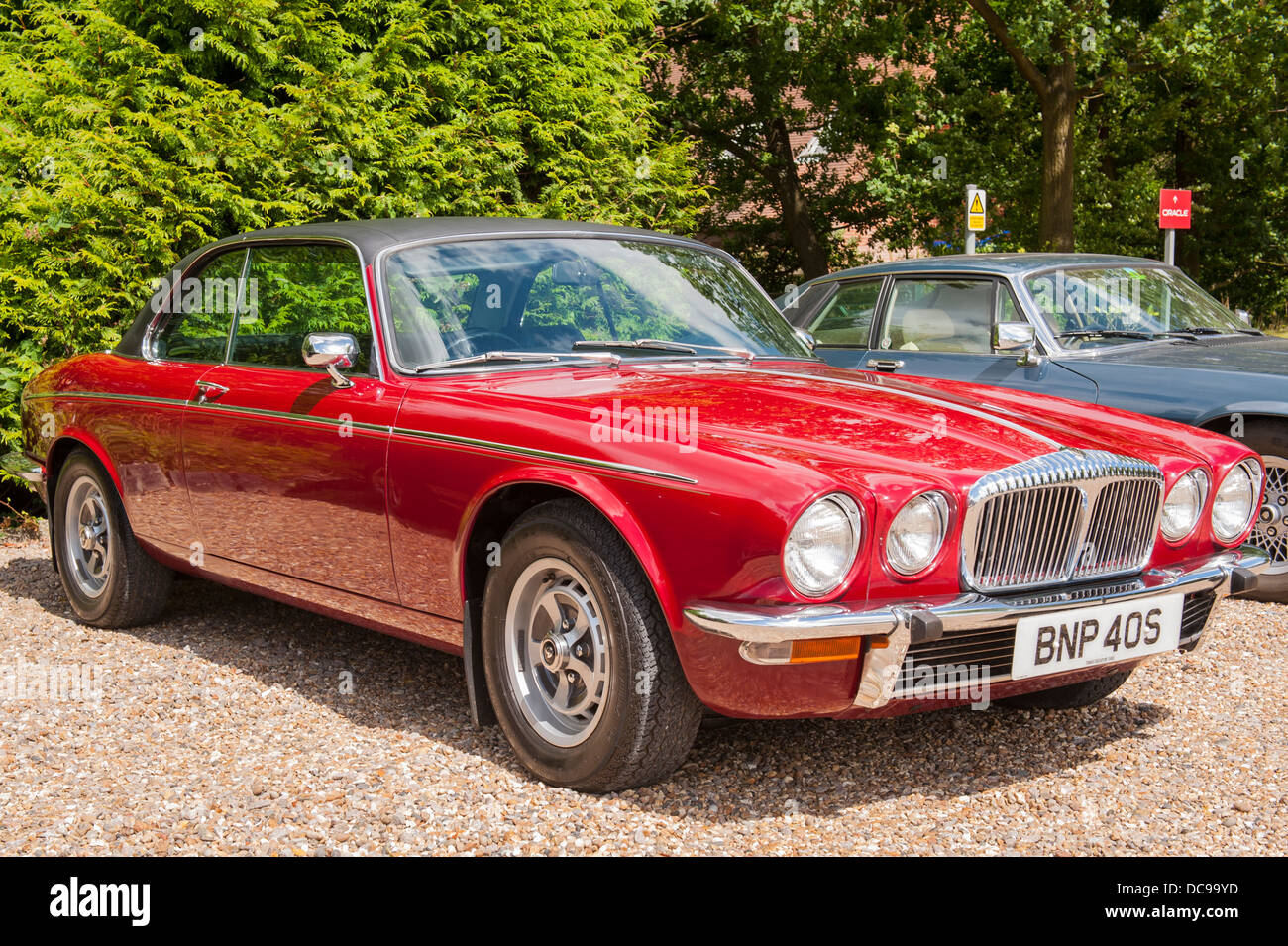 Musée de Havilland rouge 1977 2 portes essence 5.3 litre litre Jaguar Daimler 6 Auto 6 Banque D'Images