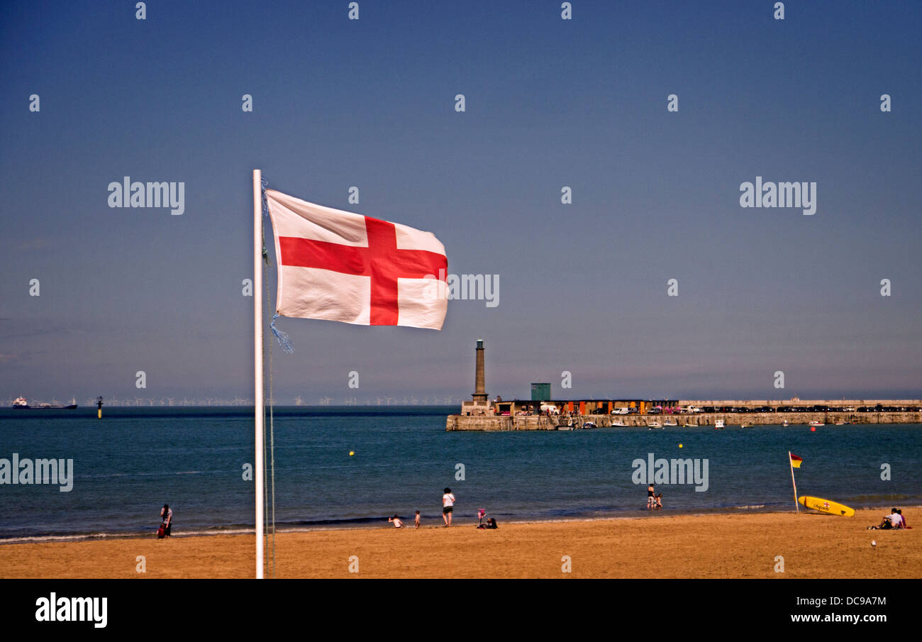 Plage de Margate Thanet Kent UK Flag of St George flying Banque D'Images