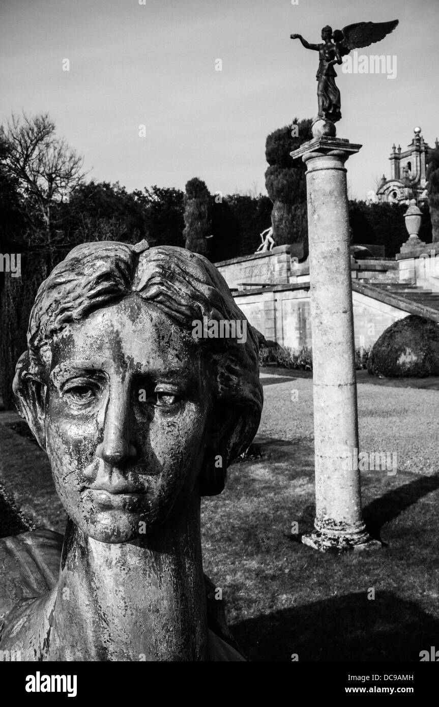 Statue dans les jardins du Palais de Blenheim Banque D'Images