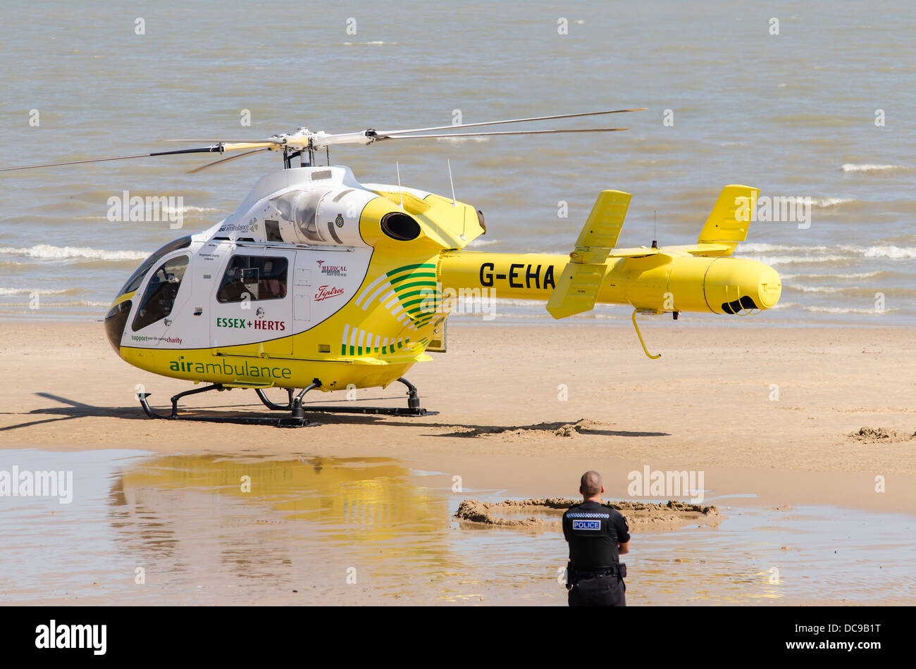 Air Ambulance sur la plage England UK Banque D'Images