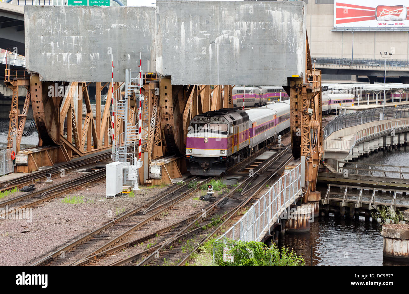 Un train de banlieue MBTA laissant Bostons' Gare du Nord et passant sur un pont tournant sur la Charles River. Banque D'Images