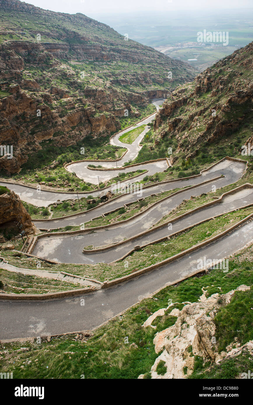 La serpentine route menant à la monastère de Rabban Hormizd Banque D'Images
