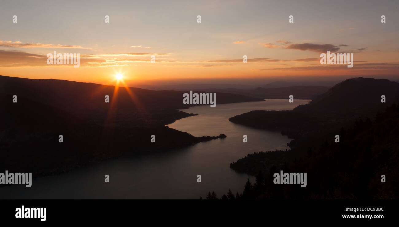 Vue du coucher de soleil du lac d'Annecy depuis le Col du Mollendruz Banque D'Images