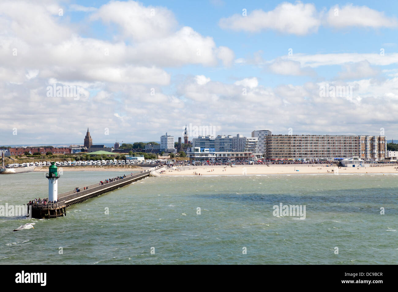 Une vue de la ville et de la plage de Calais, Picardie, France, vu depuis le ferry transmanche Banque D'Images