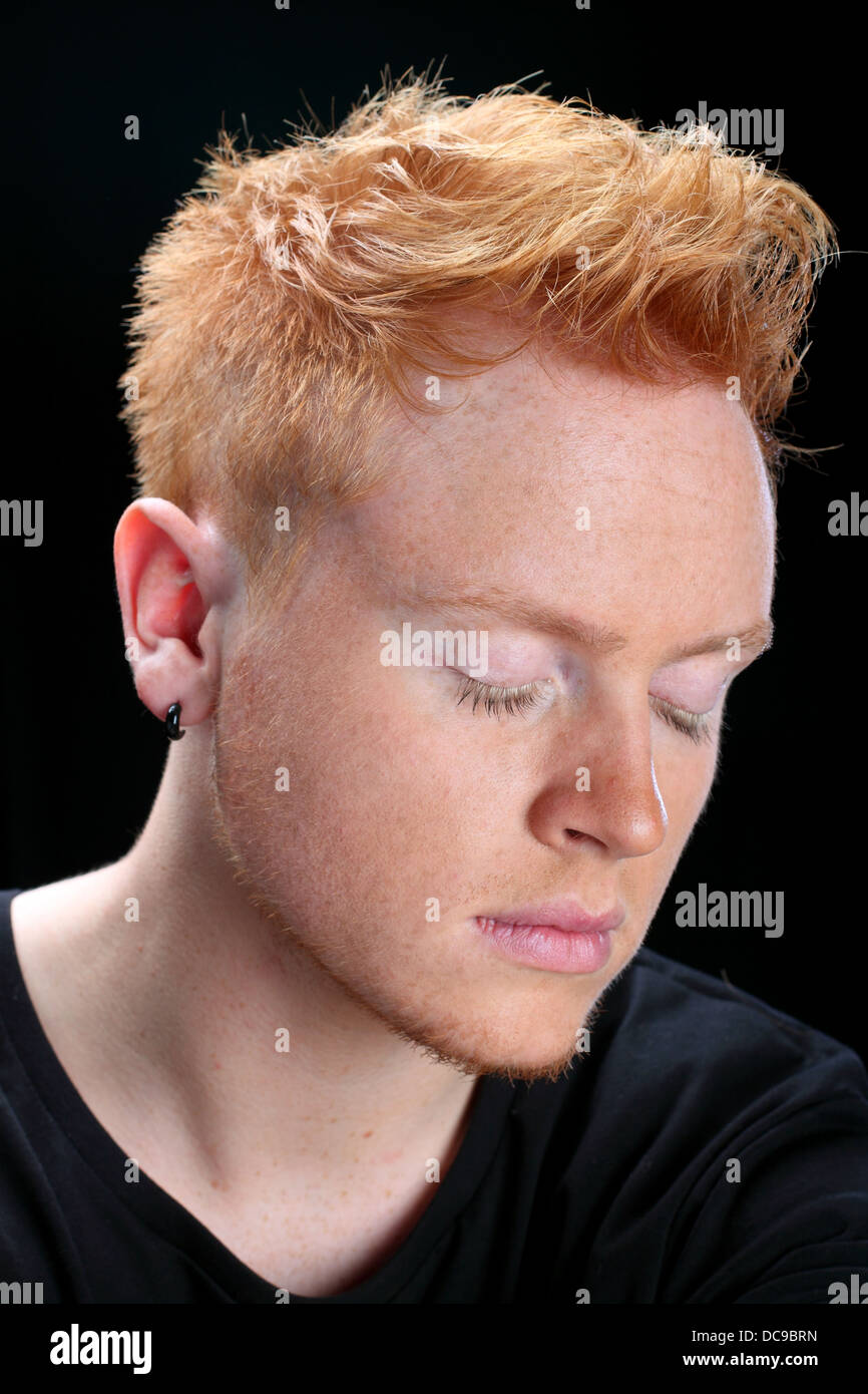 Portrait d'un homme roux sur fond noir photo stock - alamy