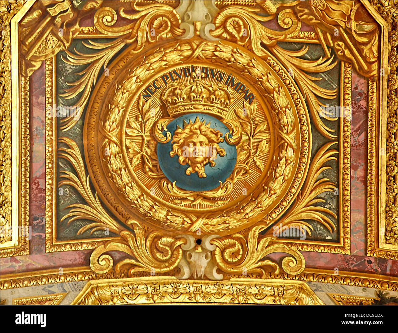 Le Symbole De Louis Xiv Le Plafond De La Galerie Des Glaces Au Chateau De Versailles Photo Stock Alamy