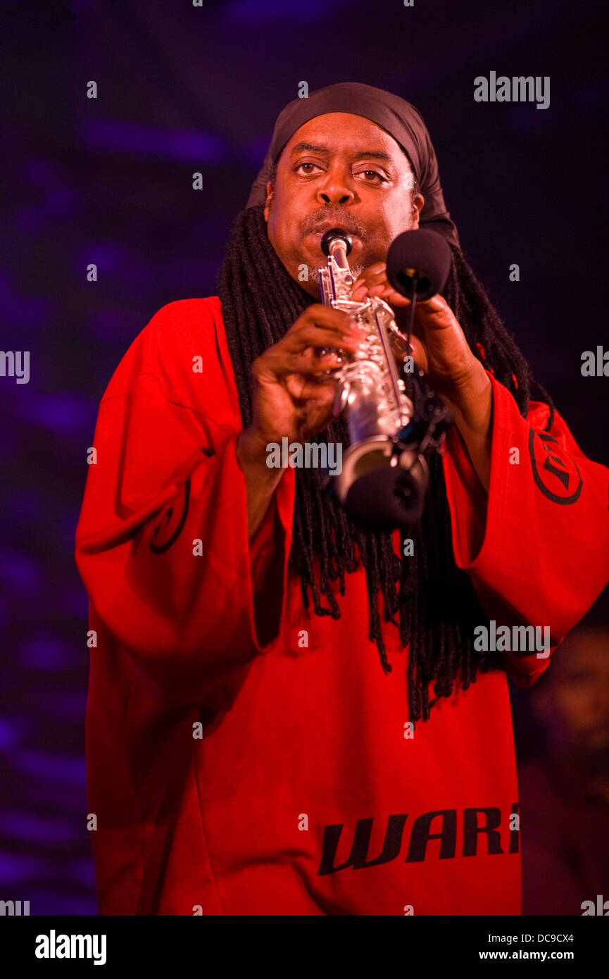 Courtney Pine, musicien de jazz jouant la clarinette sur scène à Brecon Jazz Festival 2013 Banque D'Images