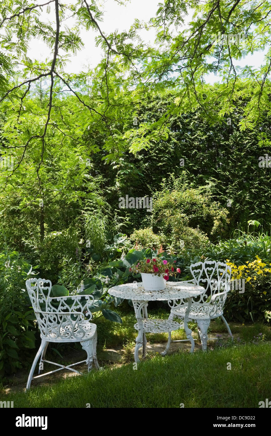 Métal blanc table et chaises de jardin dans un immeuble d'arrière-cour Banque D'Images