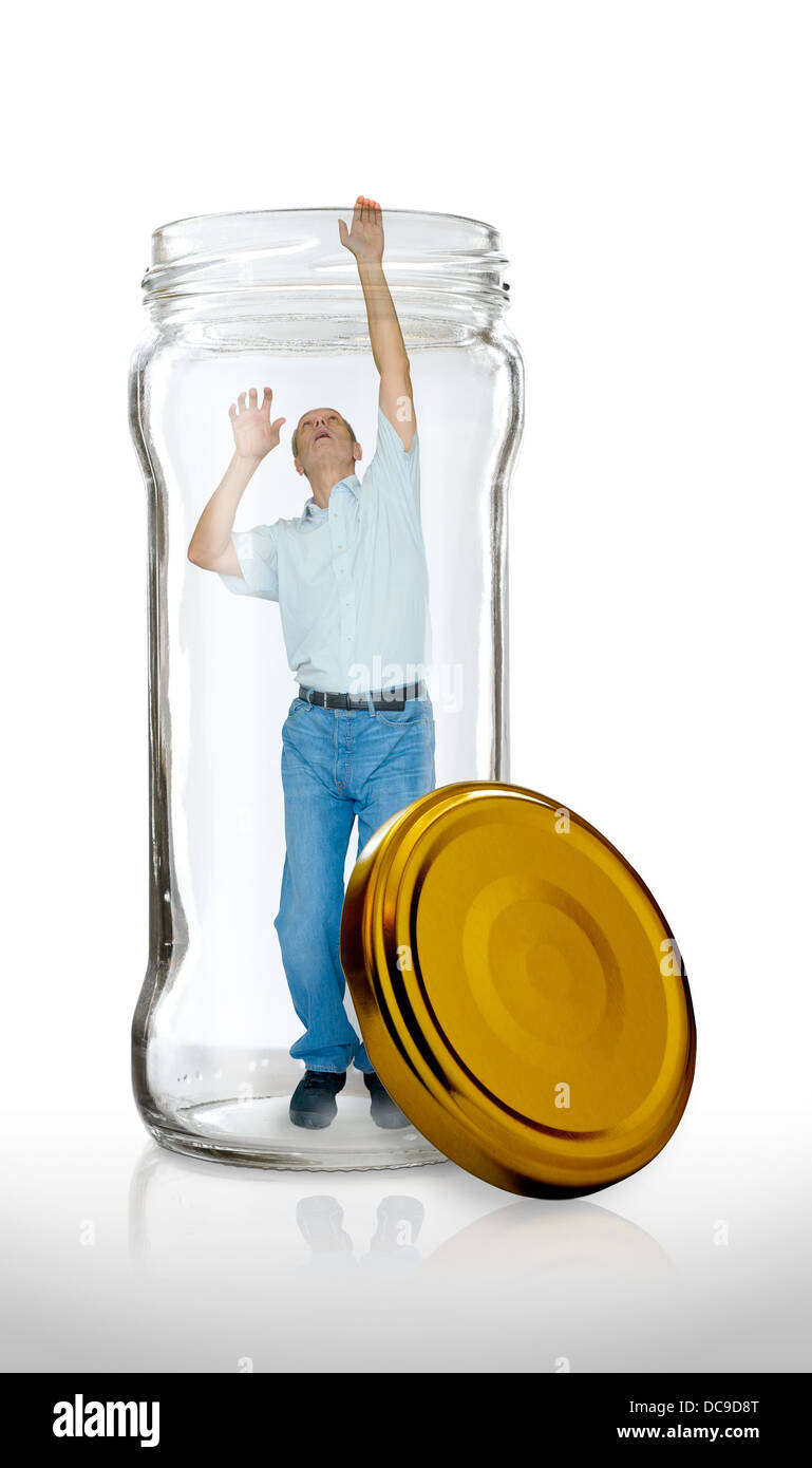 L'homme s'échappant d'un bocal en verre avec le couvercle couleur or ouvert Banque D'Images