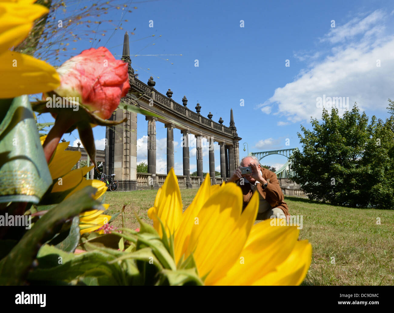 Berlin, Allemagne. Août 13, 2013. Les fleurs sont en photo près du pont de Glienick lors d'un événement organisé par le CDU pour marquer le 52e anniversaire de la construction du mur de Berlin en 1961. Photo : RALF HIRSCHBERGER /afp/Alamy Live News Banque D'Images