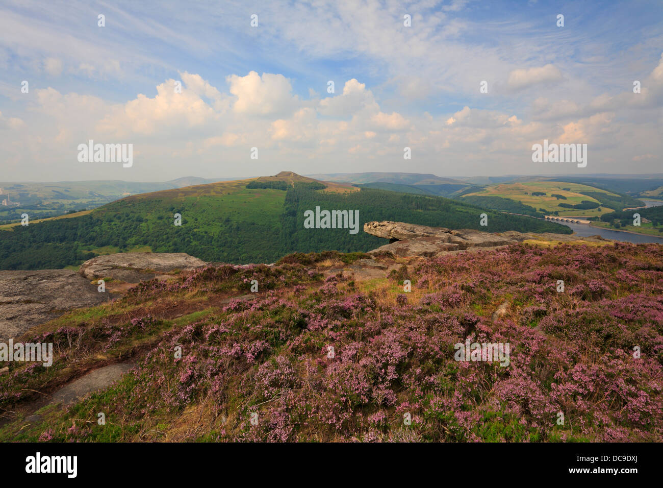 Bamford bord vers Win Hill et Ladybower Reservoir, Derbyshire, Peak District National Park, Angleterre, Royaume-Uni. Banque D'Images