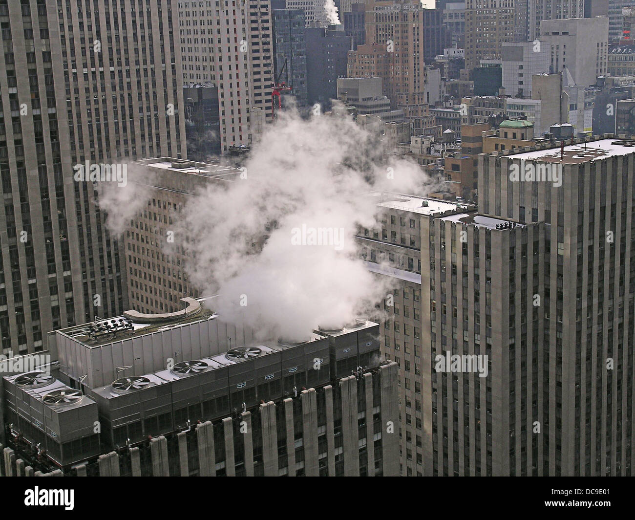 La fumée s'élevant de l'appareil de chauffage d'un gratte-ciel de Midtown Manhattan sur sixième avenue, près de West 50th Street New York City Banque D'Images