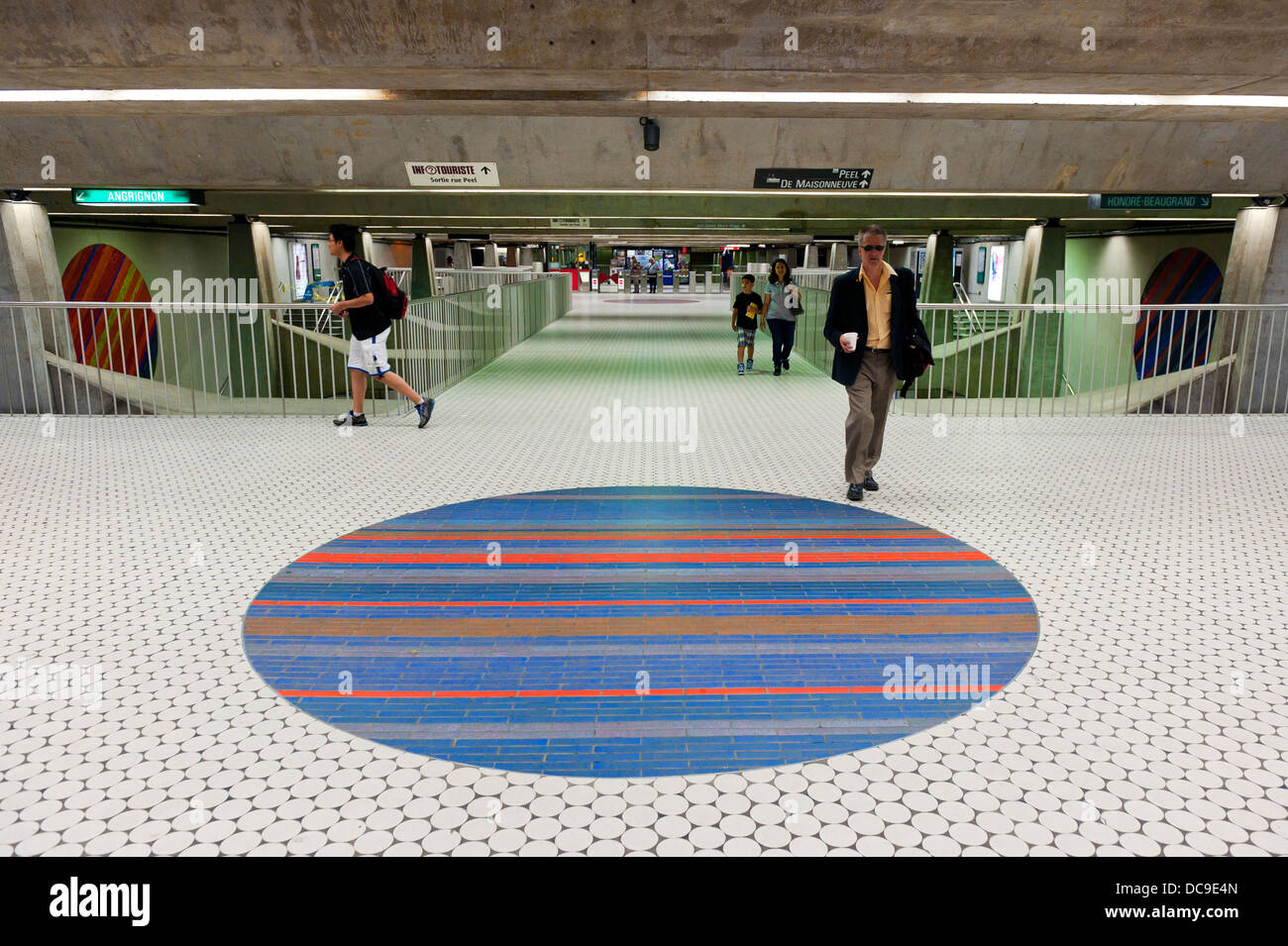 Cercle en céramique par l'artiste Jean-Paul Mousseau , station de métro Peel, Montréal, Canada. Banque D'Images