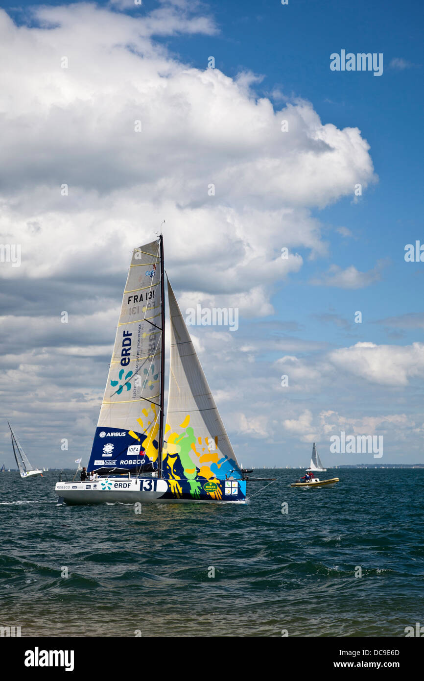 Bateau de course en compétition dans le FEDER 131 Rolex Fastnet Race 2013 l'arrondissement Hurst spit Keyhaven Hampshire Banque D'Images
