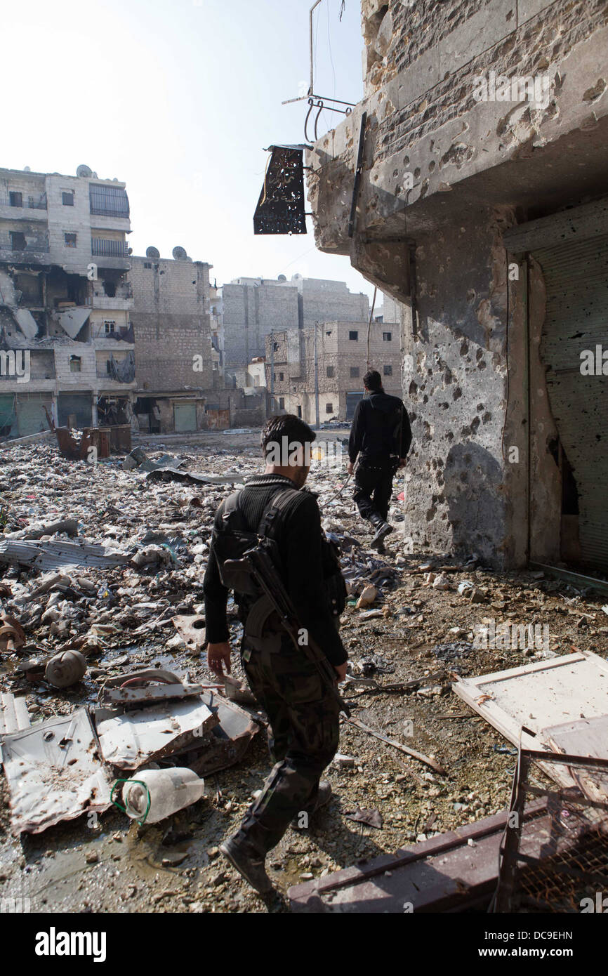 29 novembre ,2012 - Alep, Syrie : les combattants de l'Armée syrienne libre promenade à travers les rues d'Amaria ravagé par la guerre. Banque D'Images