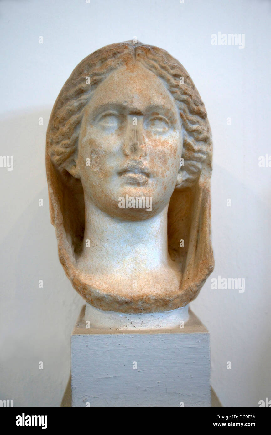 Tête voilée d'insertion dans une statue féminine. Le nez, l'arrière de la tête et une section près de l'oreille droite ont été apposées. Appartem Banque D'Images