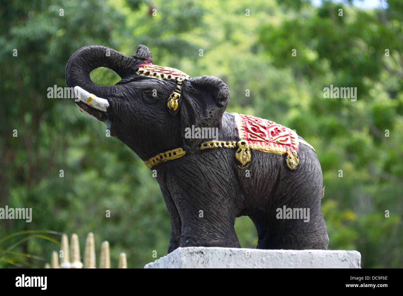 Éléphant statue sur le post à Sai Kaew Beach Banque D'Images