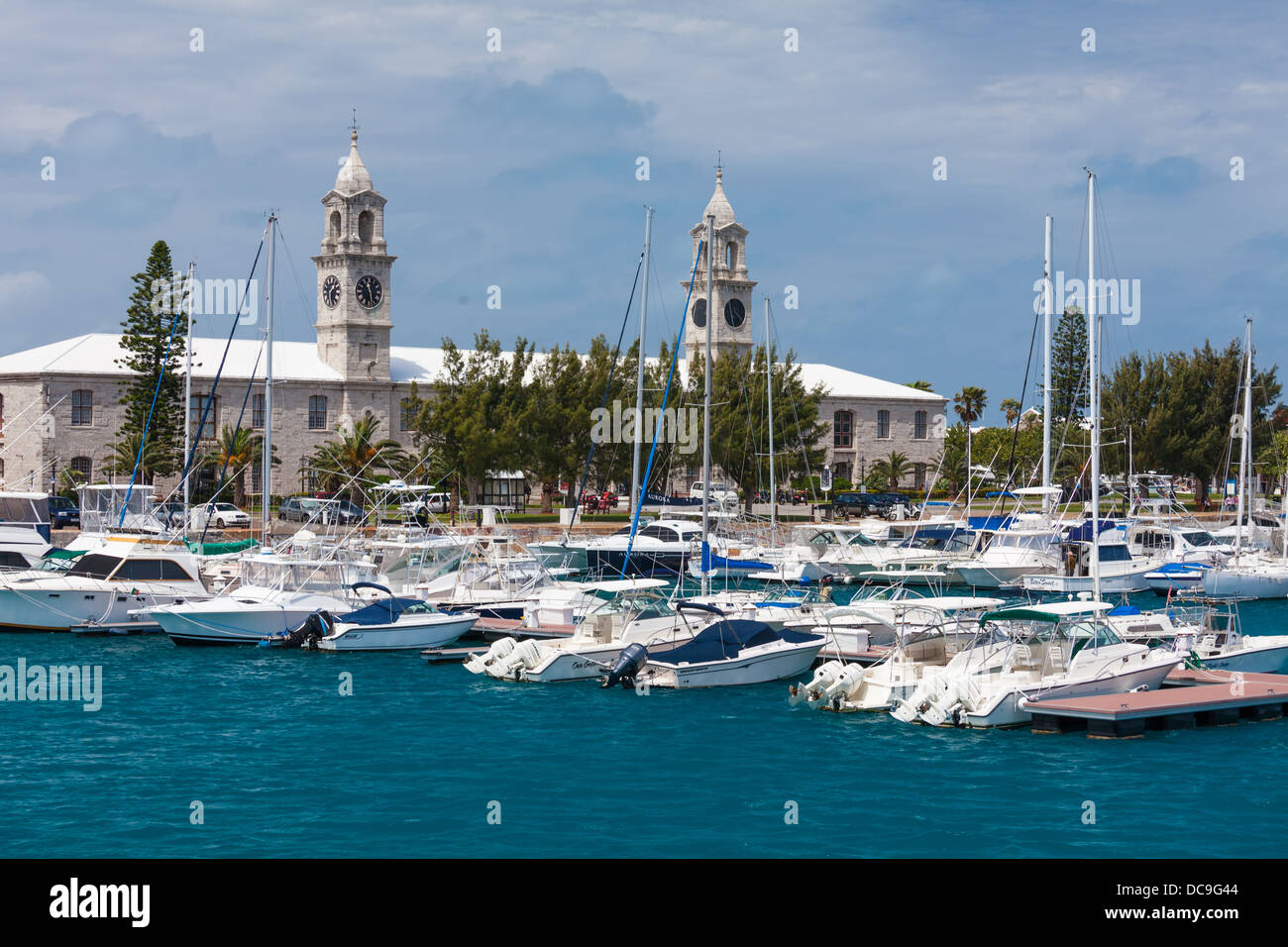 Le bâtiment de l'horloge et la marina au Royal Naval Dockyard, aux Bermudes. Banque D'Images