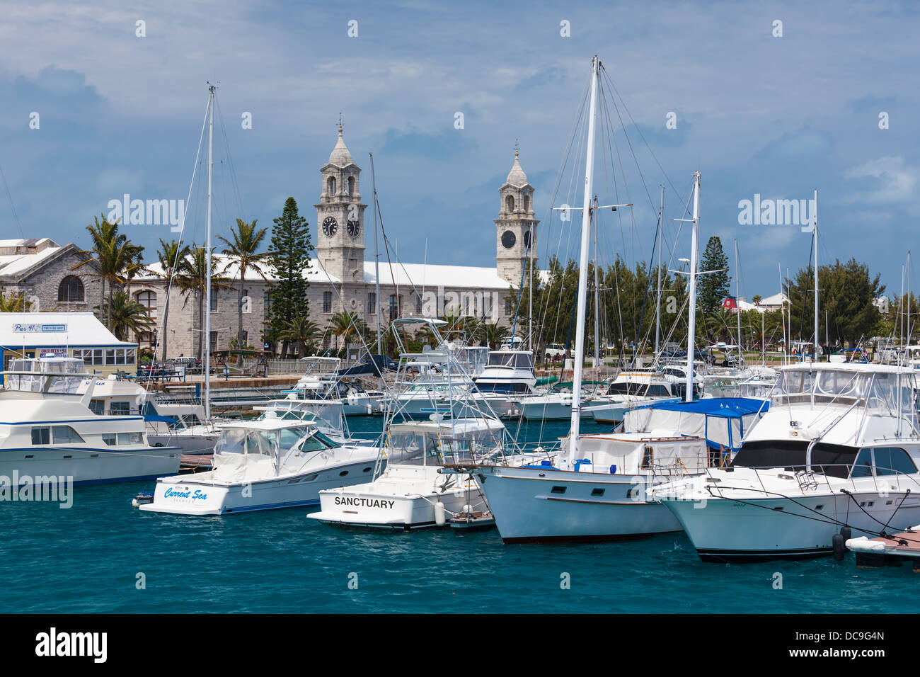 Le bâtiment de l'horloge et la marina au Royal Naval Dockyard, aux Bermudes. Banque D'Images